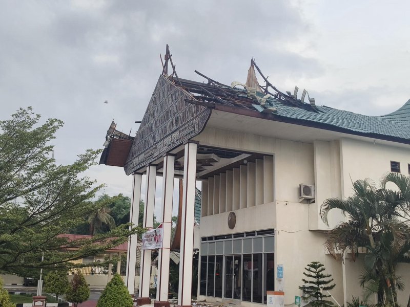 Hujan Deras dan Angin Kencang Akibatkan Bangunan PN Solok Alami Kerusakan