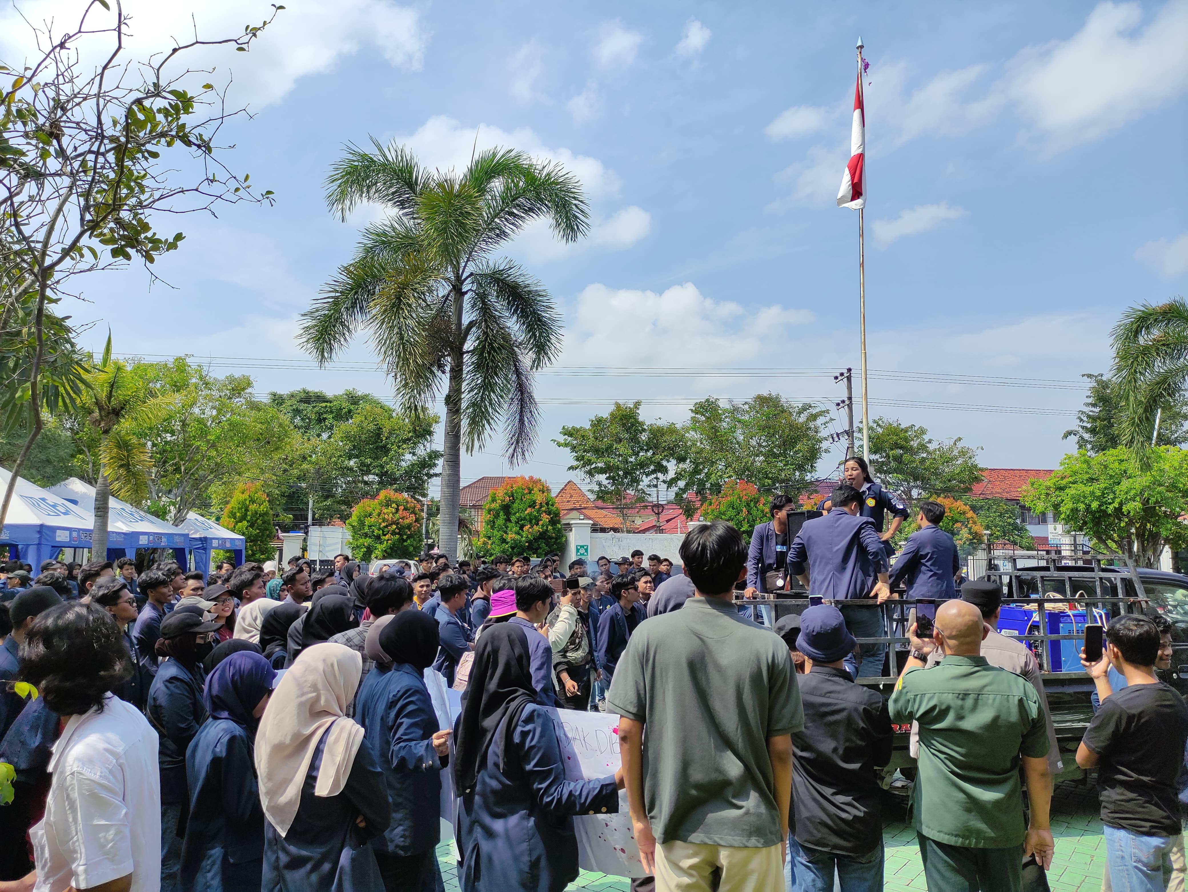 Aksi Solidaritas Mahasiswa Universitas Trunojoyo Madura di PN Bangkalan Berjalan Kondusif
