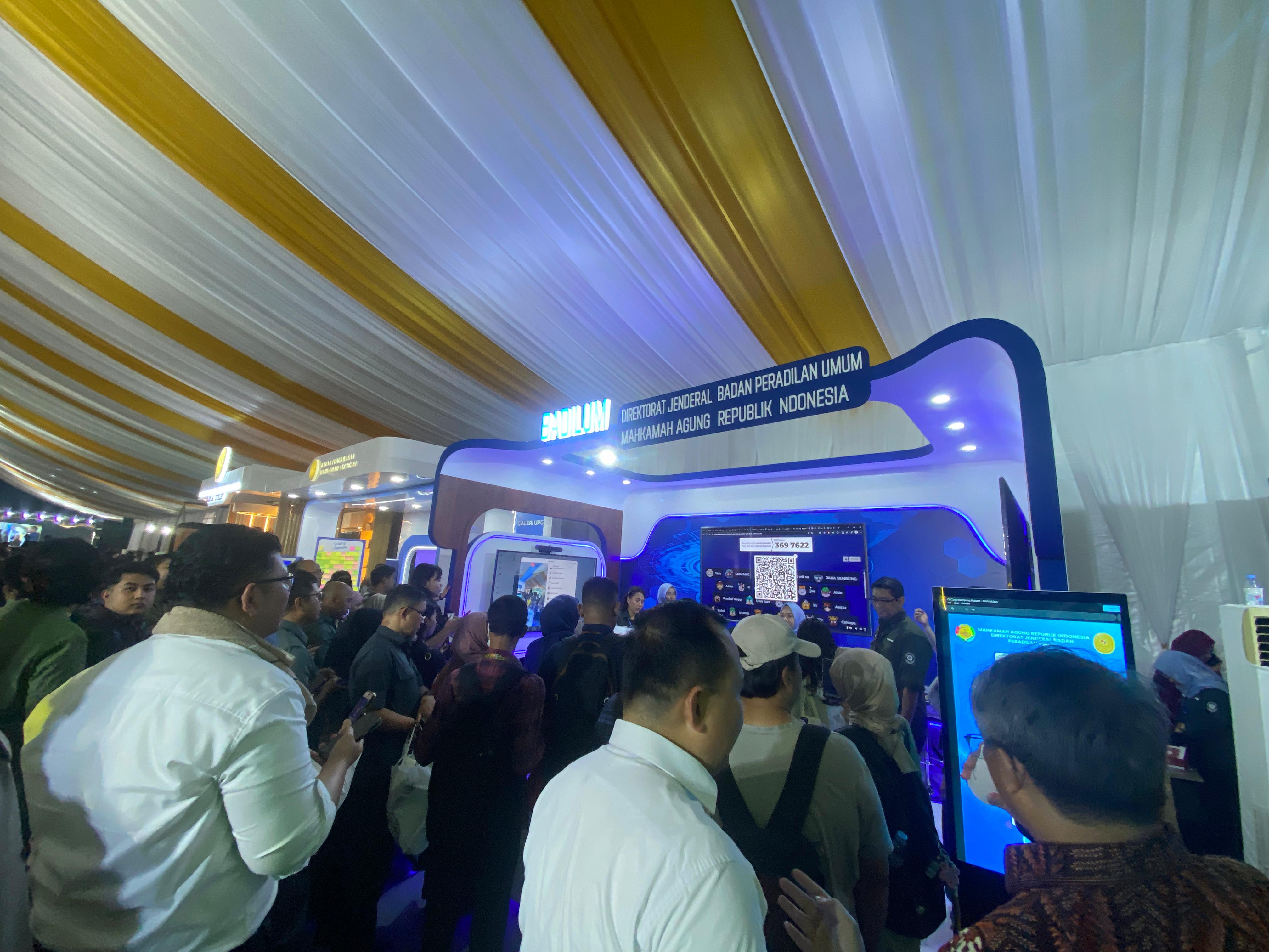 Booth Badilum Masih Dipadati Pengunjung, Jelang Penutupan Kampung Hukum