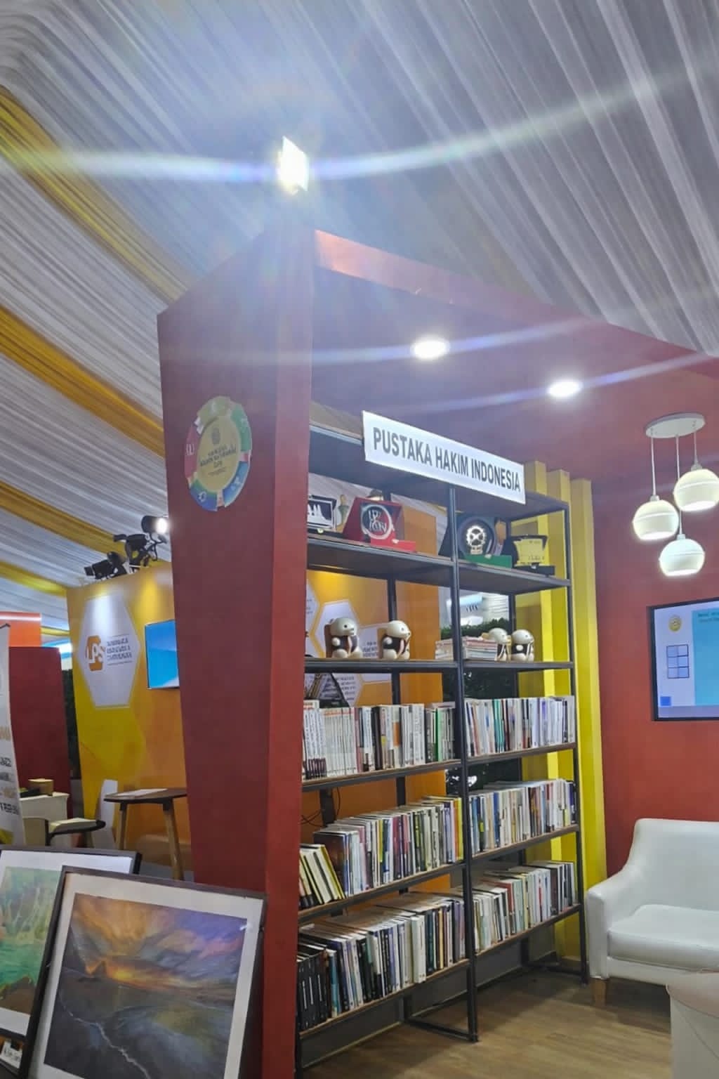 Booth IKAHI Pamerkan Buku dan Lukisan Hasil Karya Hakim Indonesia