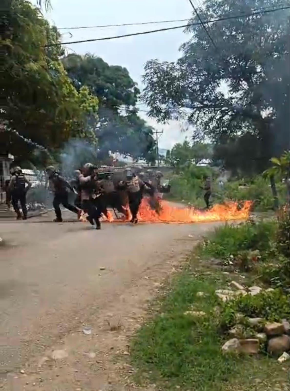 BREAKING NEWS! Panitera PN Atambua Terkena Tembakan Senapan Angin Saat Eksekusi