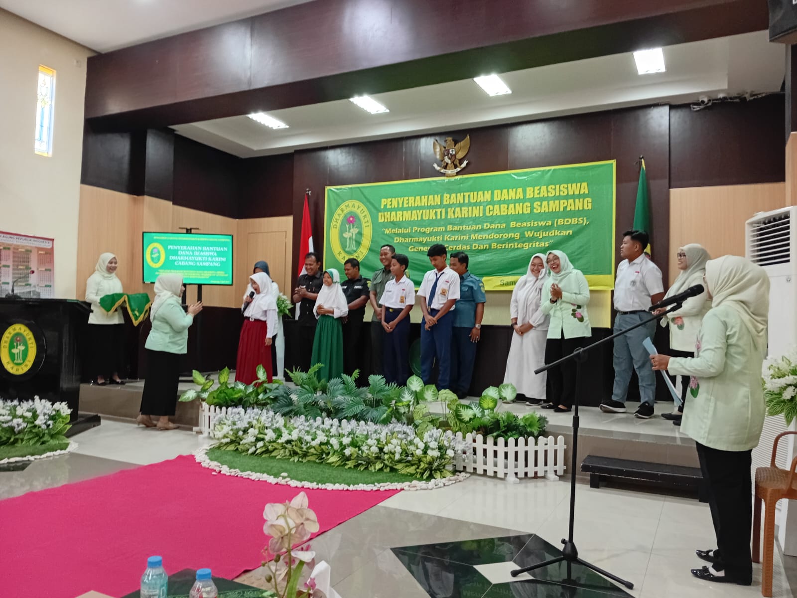 Dharmayukti Karini Cabang Sampang Berikan Bantuan Dana Beasiswa Tahun 2025