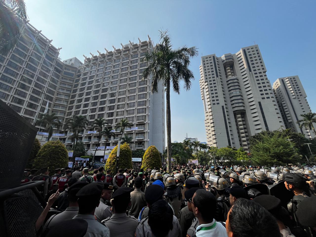 Dramatis! Eksekusi Hotel Sultan Digelar, Tim PN Jakarta Pusat Berhasil Masuk Gedung!