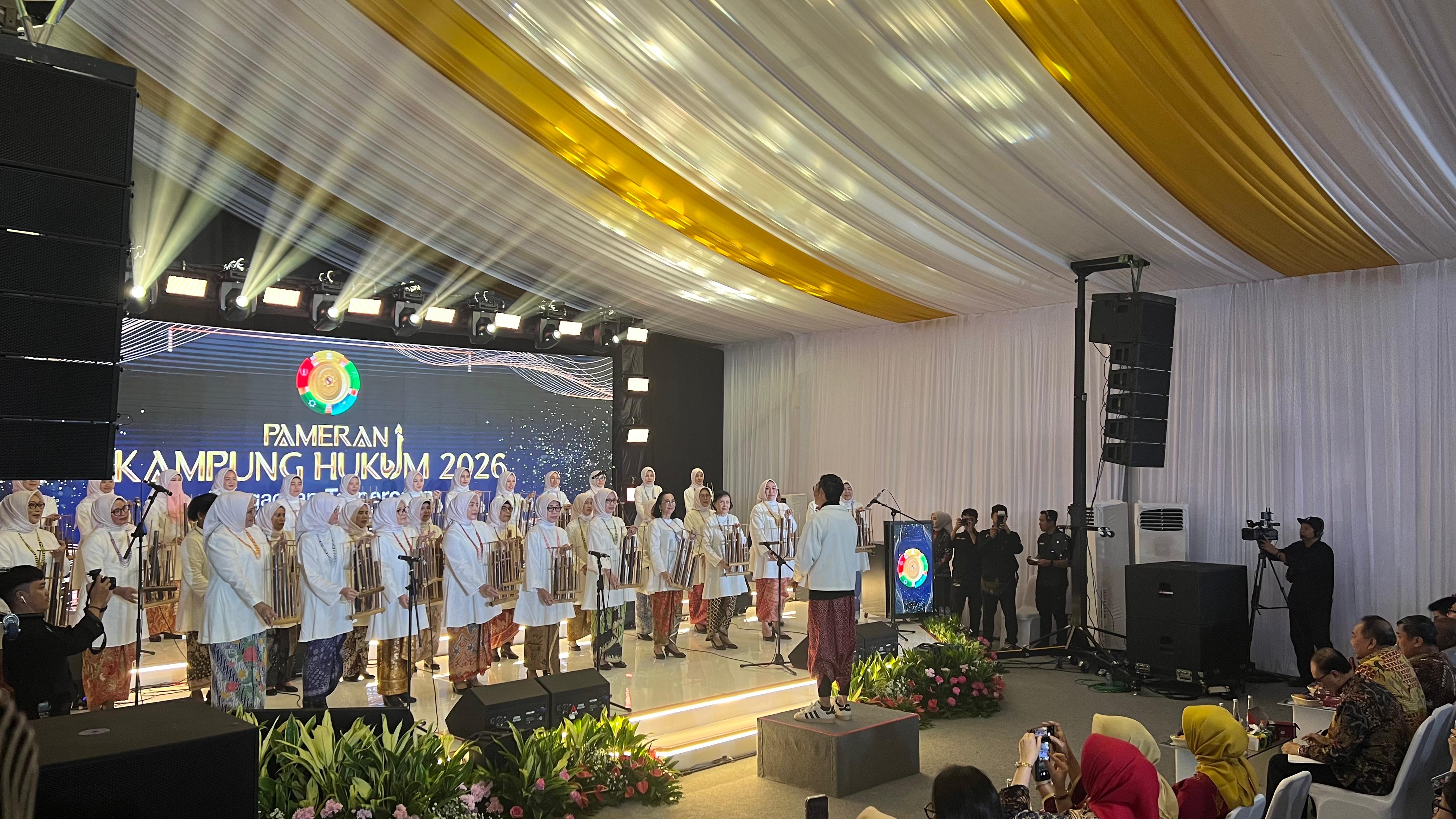 Harmoni Angklung DYK MA Meriahkan Pembukaan Kampung Hukum