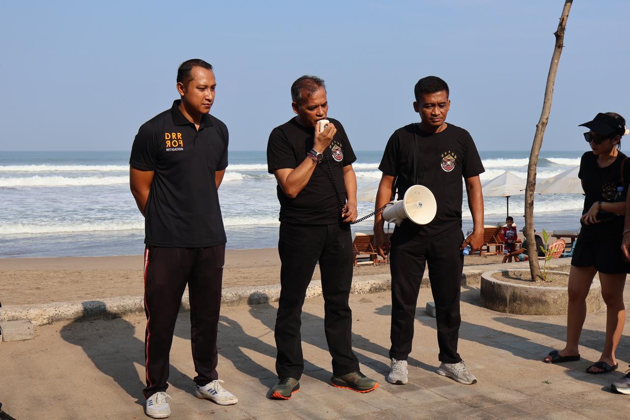 Keren! Komunitas Ngewedang PT Denpasar Bersih-bersih Pantai KuDeTa