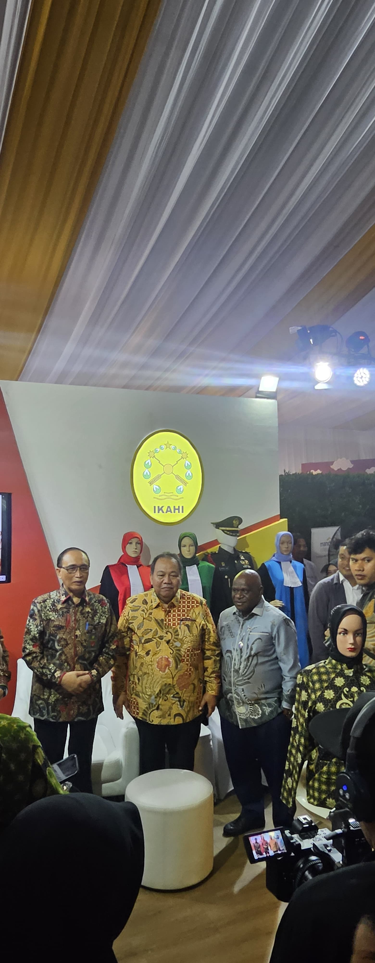 Ketua MA & Menteri HAM kunjungi Booth IKAHI, Cicipi Kopi Hingga Tandatangani Koleksi