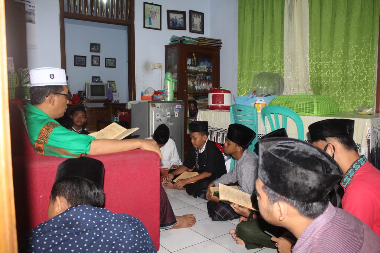 Ket: Gus Huda Berdakwah di Kawasan Lokalisasi Lereng Gunung Majenang, Cilacap