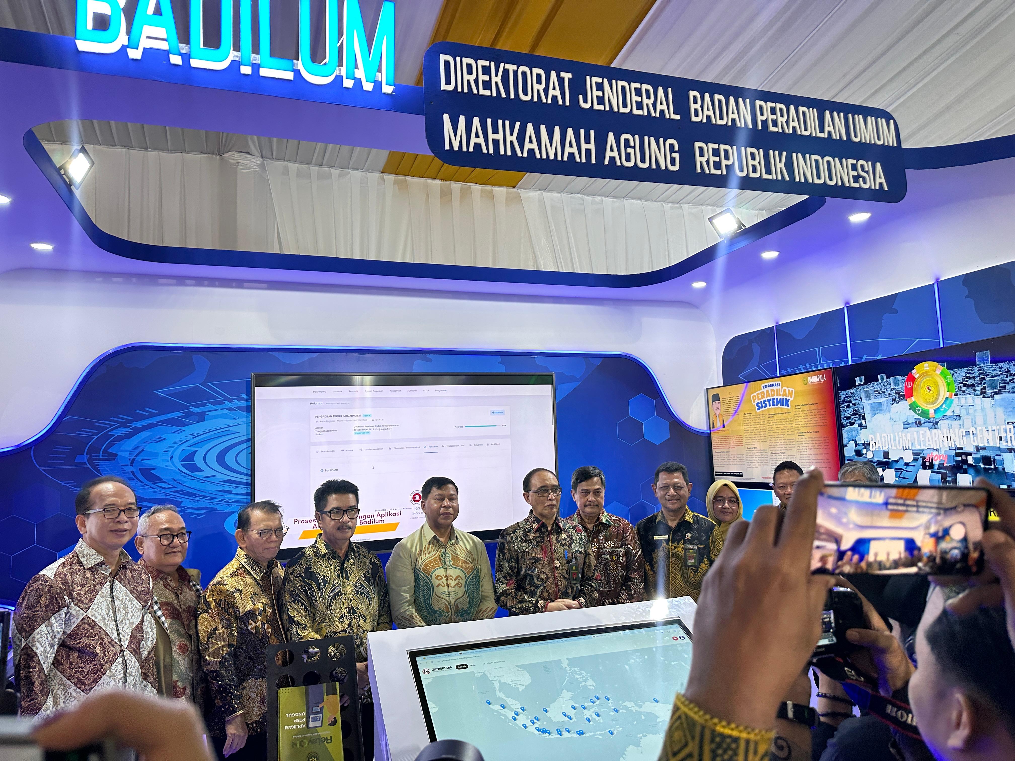 Kunjungi Booth Badilum, Ketua MA Apresiasi Badilum Tingkatkan Kualitas Pelayanan