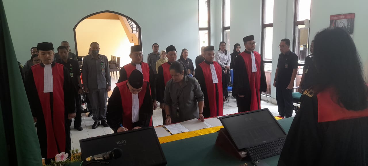 Lantik 6 Hakim Baru, Ketua PN Bajawa Ingatkan Integritas