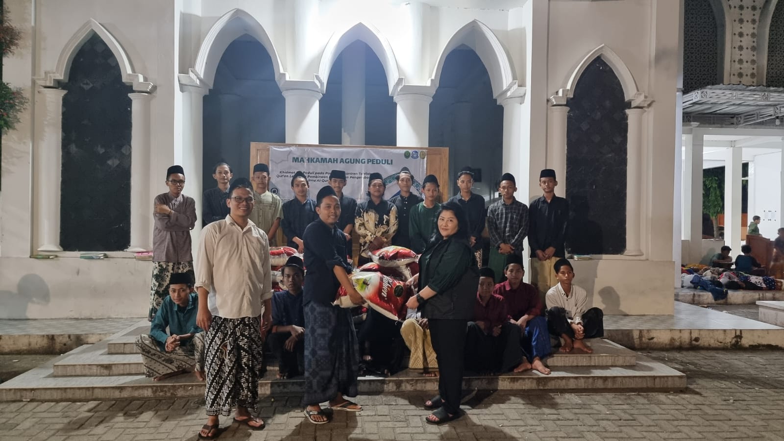 MA Peduli Serahkan Bantuan Beras ke Pondok Tahfidzul Qur'an