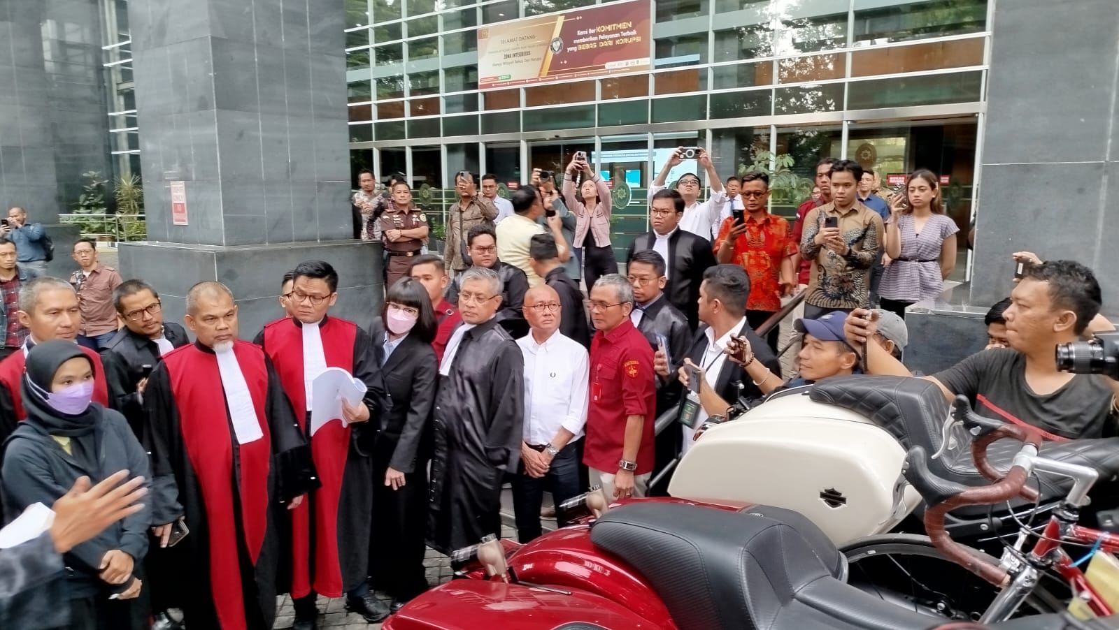 Pengecekan barang bukti 2 unit Harley dan Ferrari (dok.ist)