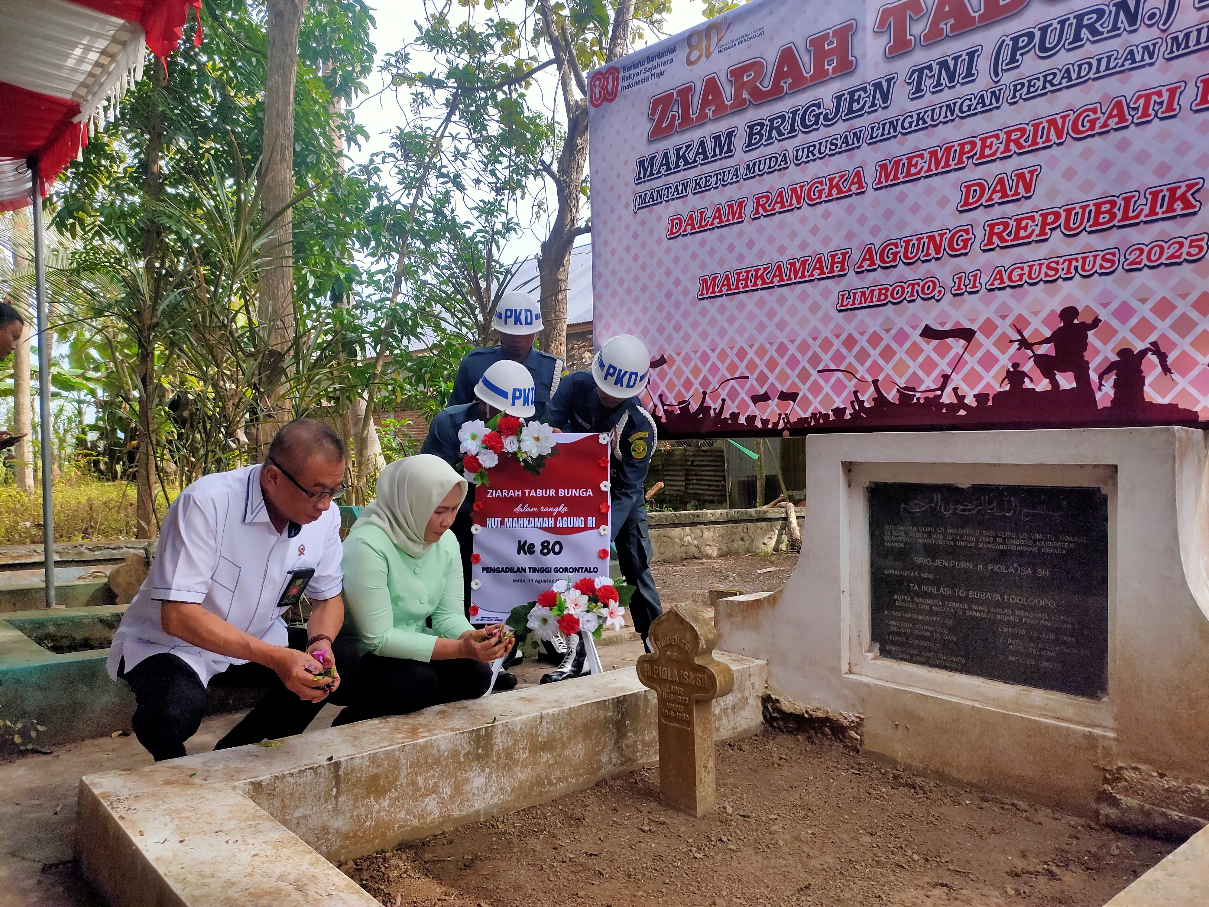 Maknai Semangat Pengabdian, PT Gorontalo Tabur Bunga ke Makam Piola Isa