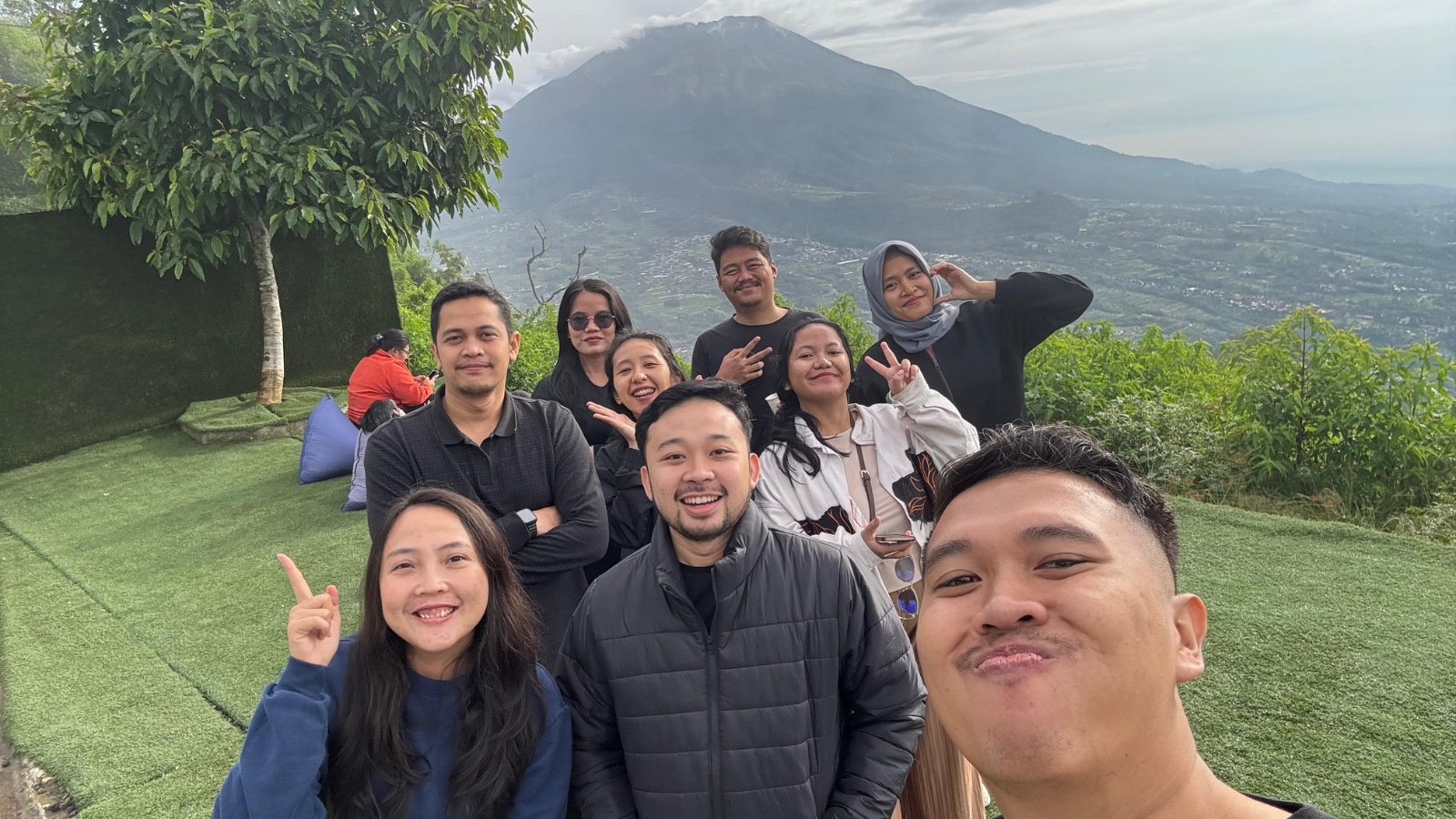Pererat Soliditas, Pegawai-Cakim PN Magelang Berburu Sunrise di Puncak Telomoyo