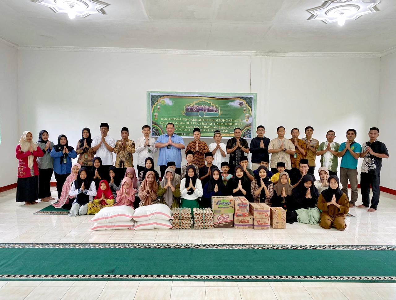 Peringati HUT IKAHI, PN Selong Baksos ke Ponpes Al-Istiqomah