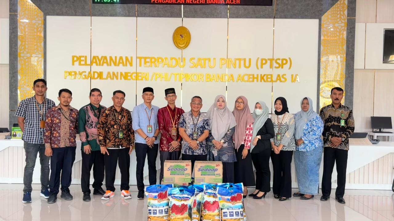 PN Banda Aceh Berikan Santunan bagi Hakim dan Pegawai yang Terdampak Banjir