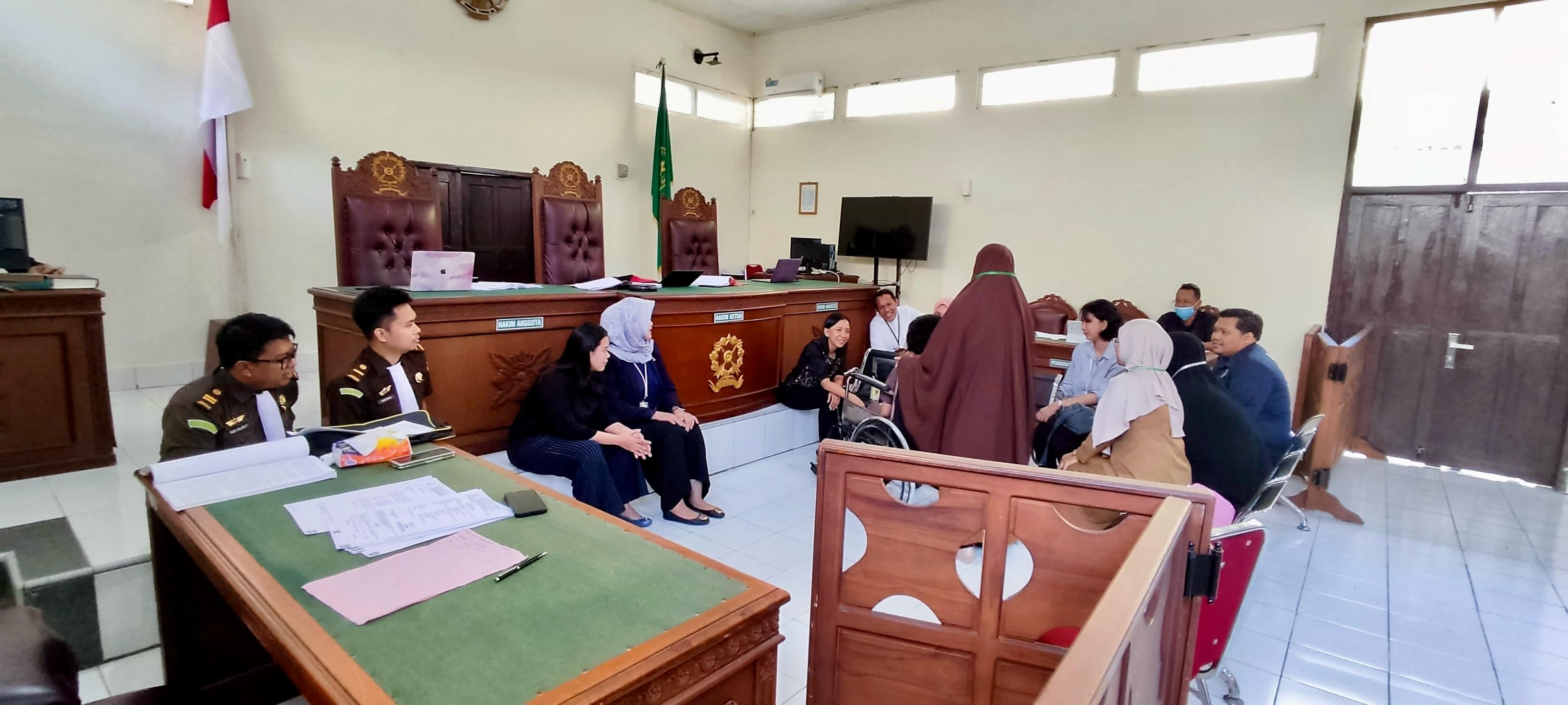 PN Barru Periksa Saksi Korban Difabel dengan Duduk di Lantai