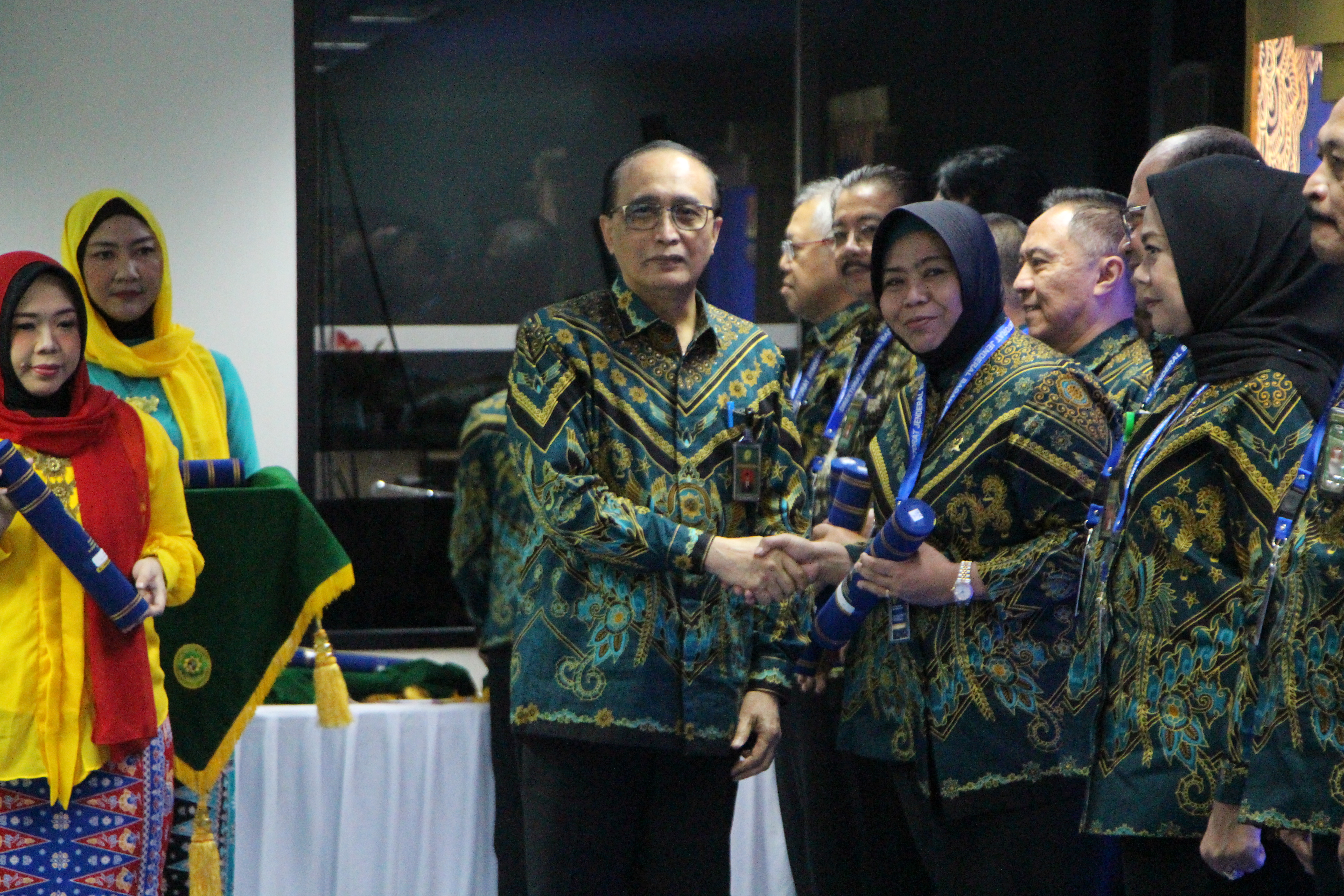 Ketua PN Jakpus mendapatkan penghargaan dari Ketua MA (dok.dandapala)