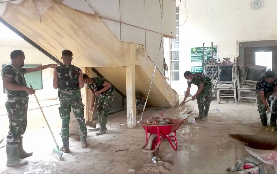 Gotorng royong PN Kuala Simpang dengan TNI (dok.ist)