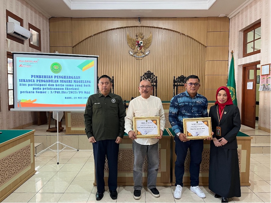 PN Magelang Beri Penghargaan ke Dua Tokoh Masyarakat yang Sukseskan Eksekusi