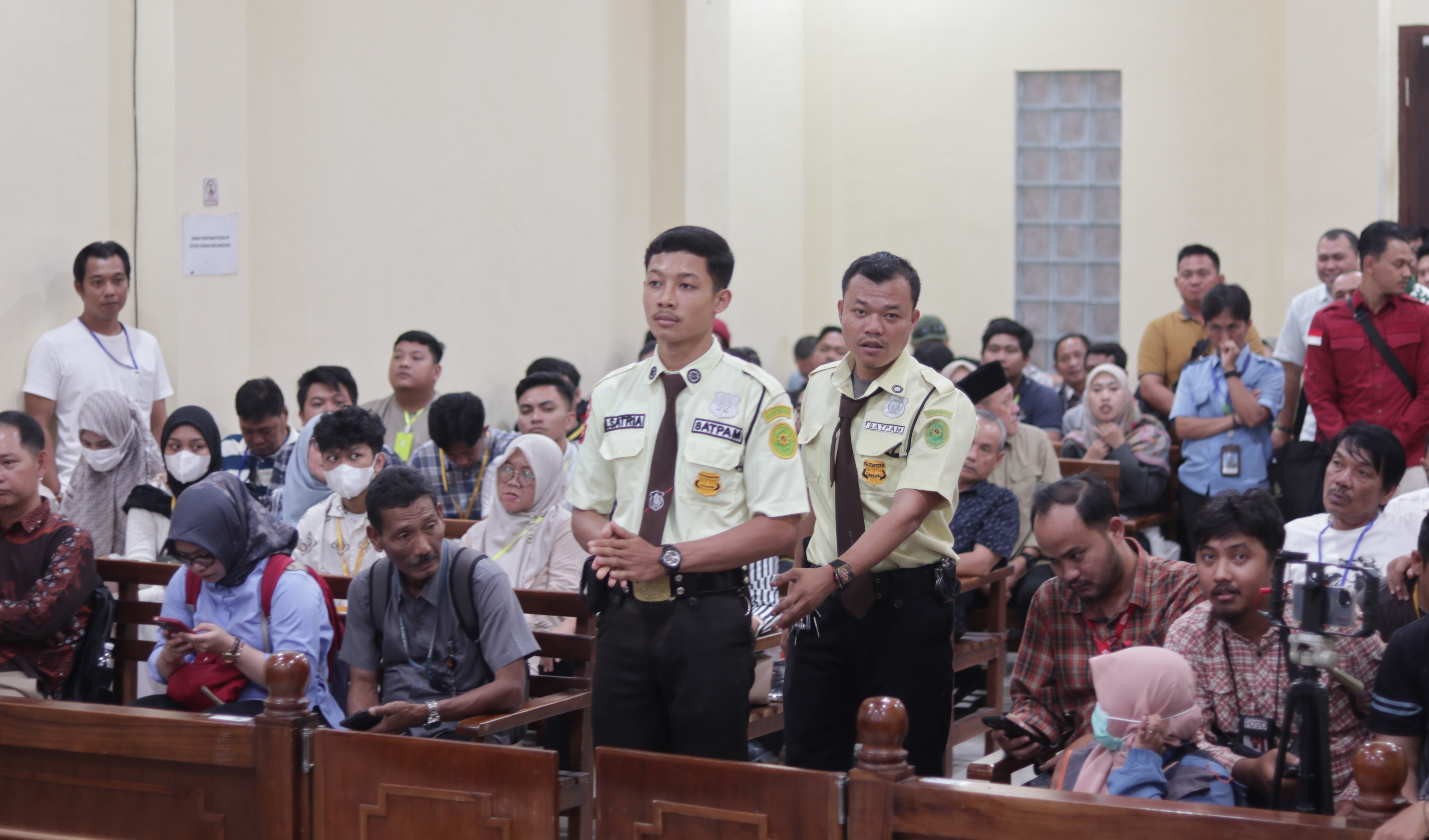 Satpam mengamankan jalannya sidang OTT Bupati Lampung Tengah (dok.pn)