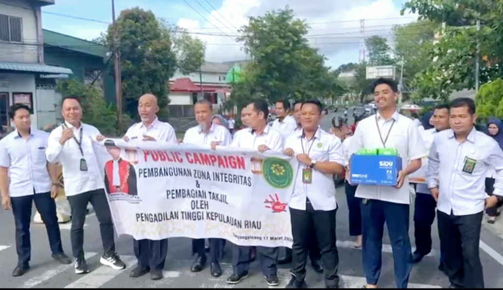 Sambil Bagi Takjil,  PT Kepri Gelar Kampanye Anti Korupsi di Lampu Merah