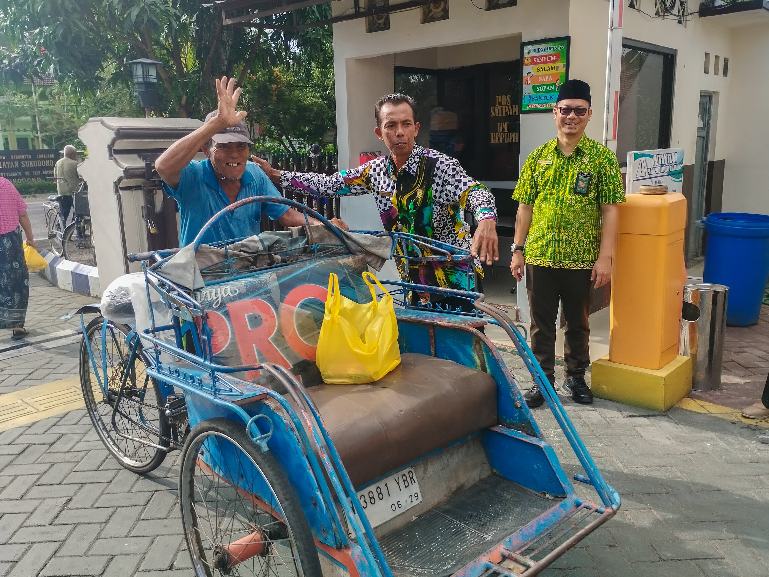 Warga Lumajang mendapat paket takjil gratis (dok.ist)