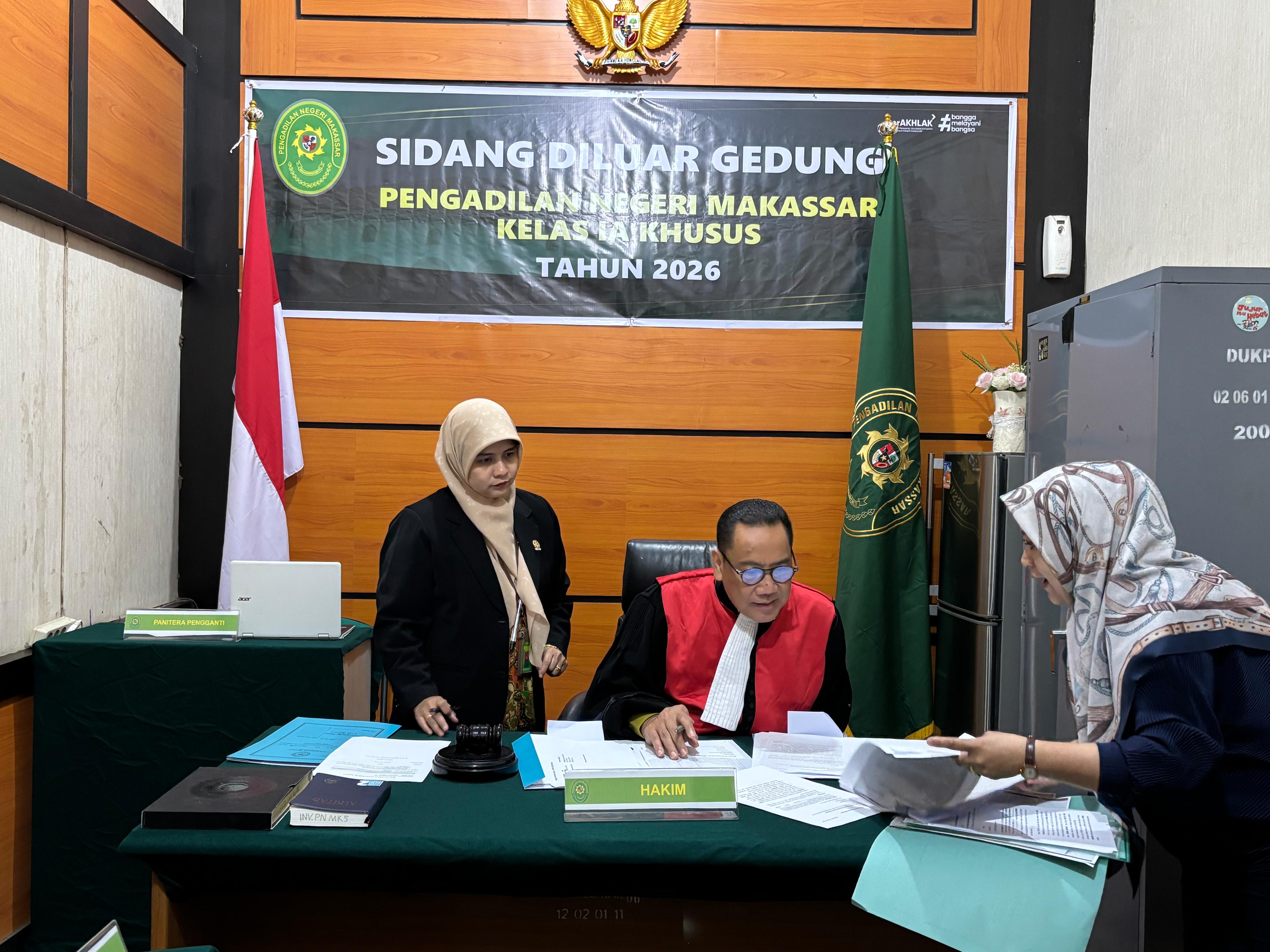 Sinergi dengan Dukcapil, PN Makassar Gelar Sidang Luar Gedung lewat Program SIPAKAINGE