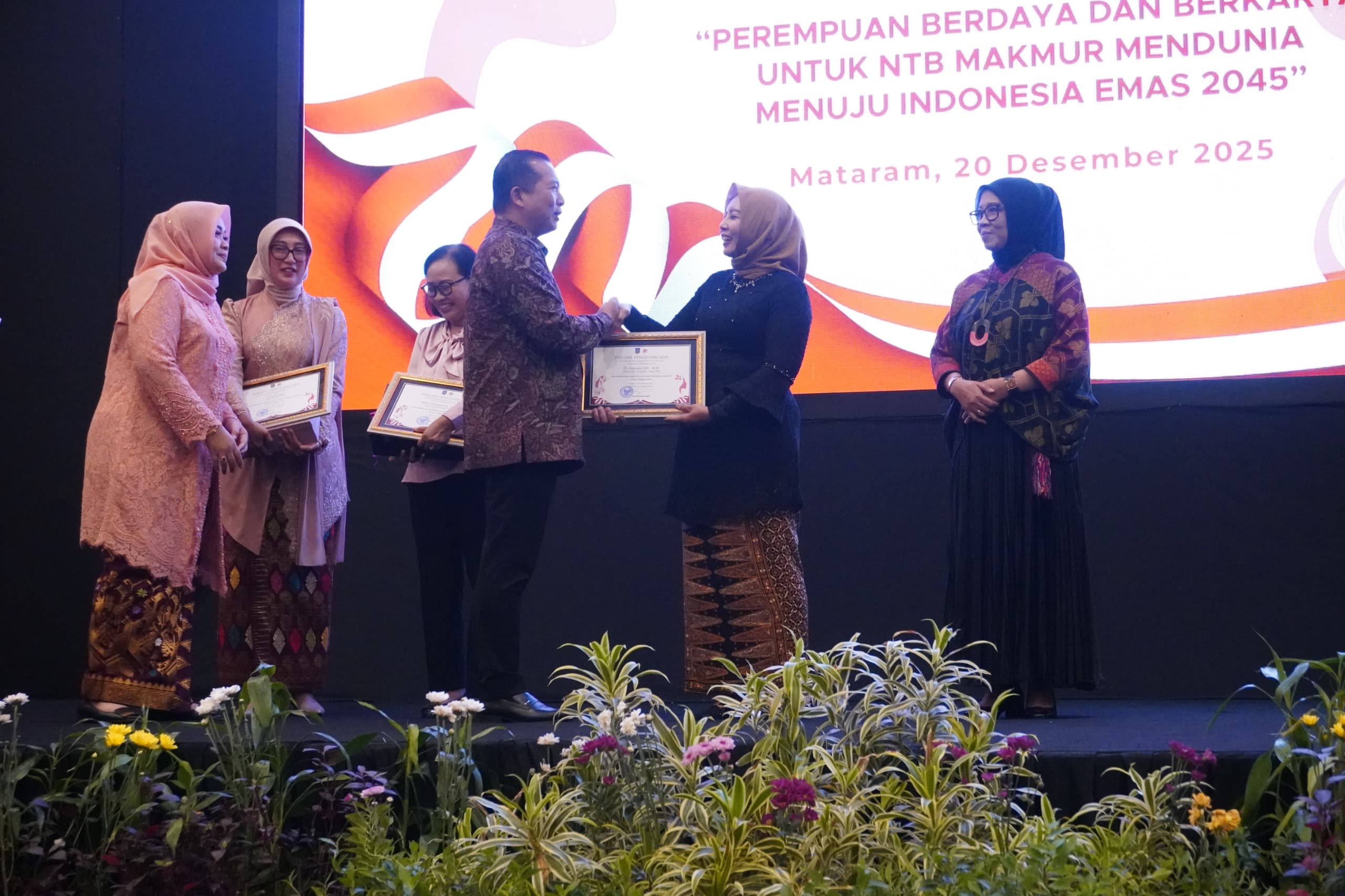Wakil Ketua PT Nusa Tenggara Barat Menerima Penghargaan Sebagai Perempuan Inspiratif