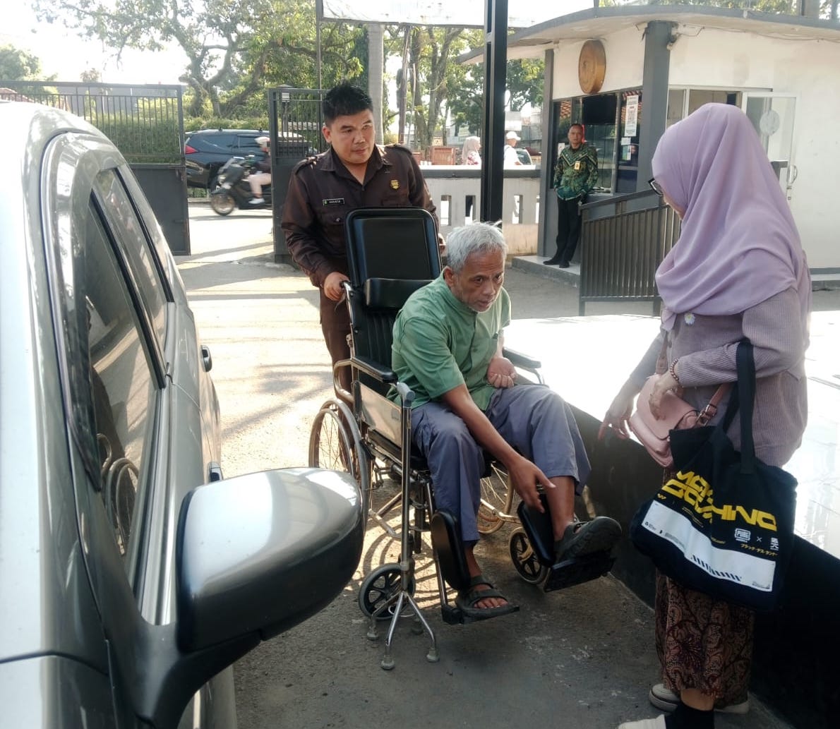 Penyandang Disabiltias Turun Dari Kendaraan di Tempar Parkir Khusus
