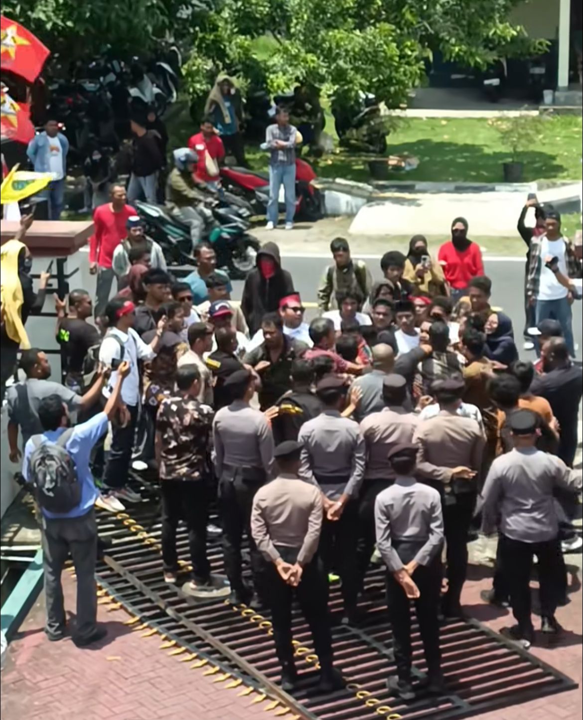 Demo Ricuh di PN Soasio, Polisi Berhasil Tertibkan Massa