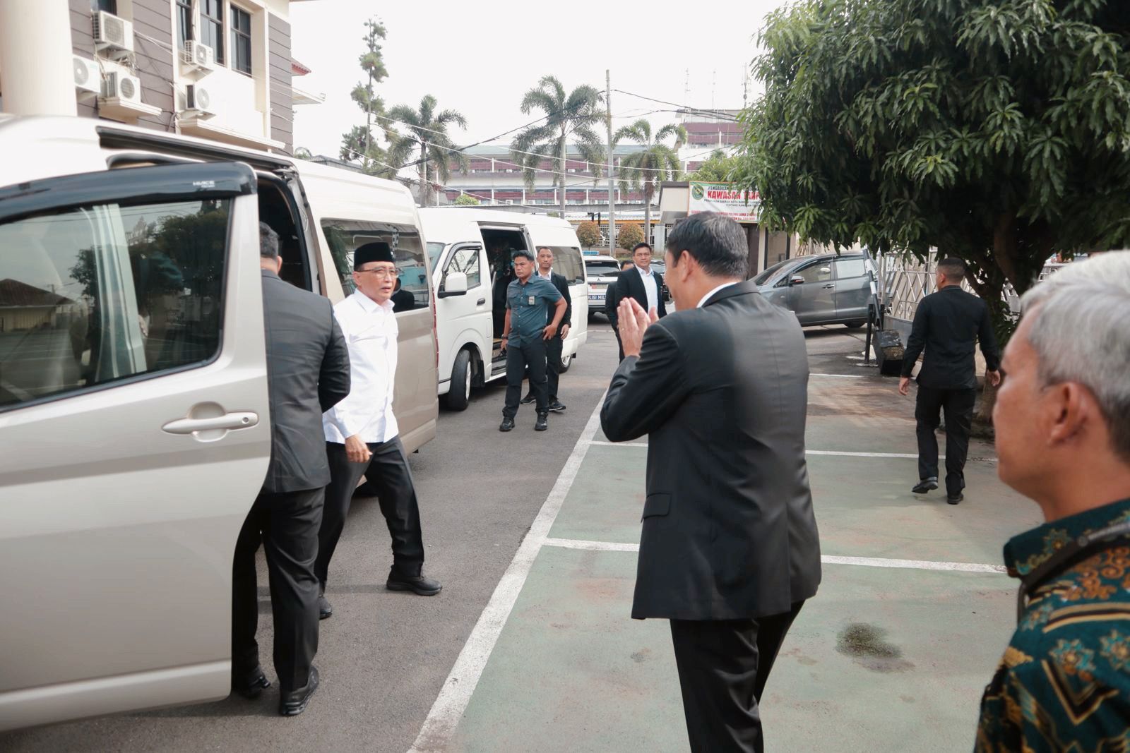 Baru saja turun dari Ketua MA Prof Sunarto dari kendaraan yang digunakannya