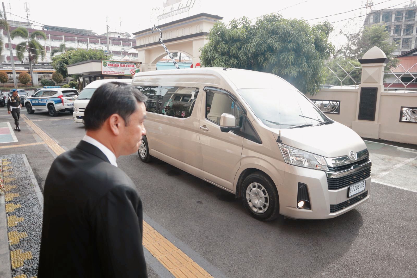 Tampak mobil yang digunakan oleh Ketua MA